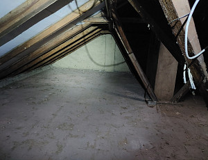 Zateplení stropu bytového domu pomocí foukané izolace